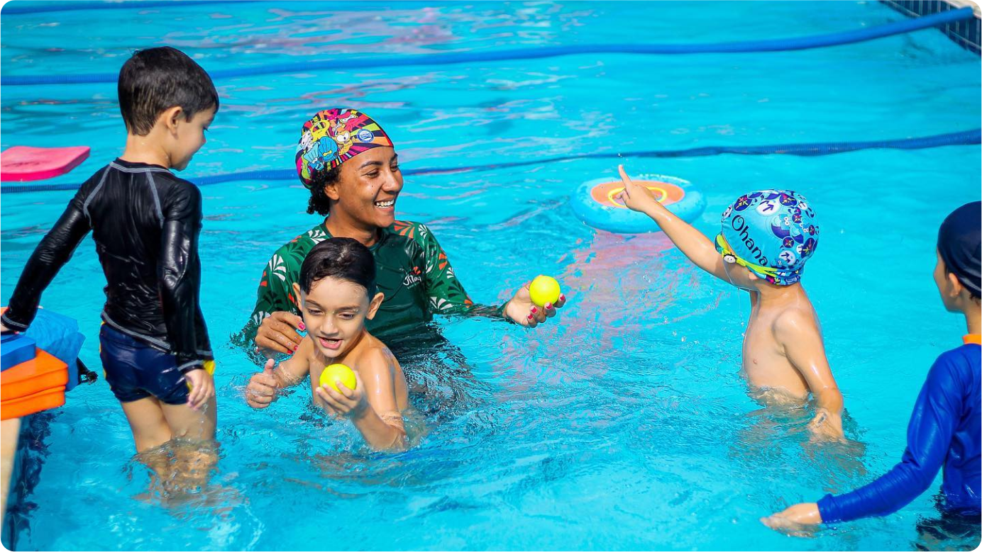 Foto de uma aula de natação infantil da Ohana esporte e lazer