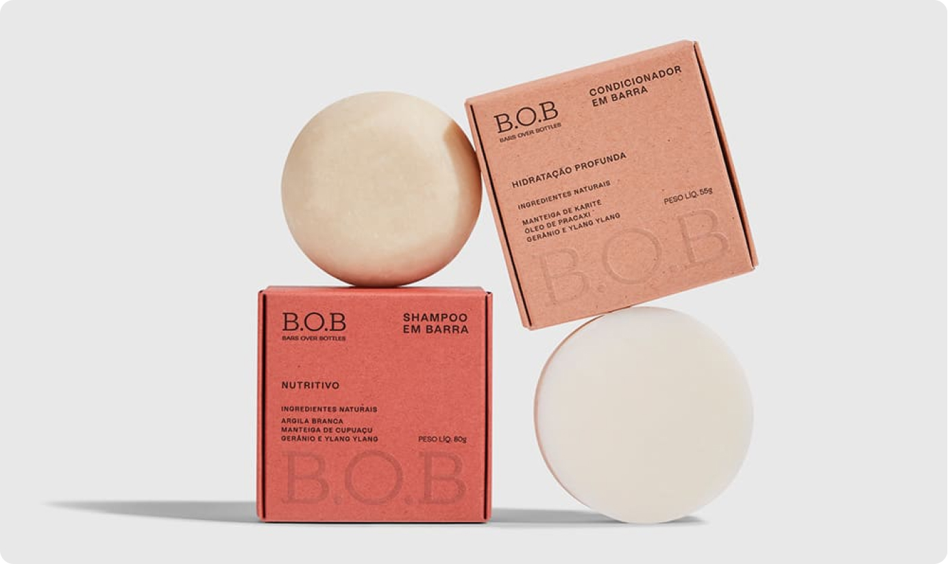 Foto dos produtos em barra e embalagens da BOB, marca de cosméticos sustentável