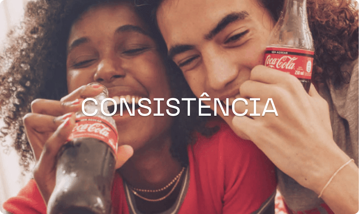 Ao fundo, foto de uma campanha da coca-cola e, à frente, o texto: consistência na identidade visual.