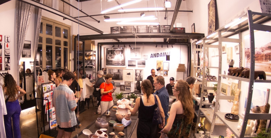 Foto do interior da empresas Andaime, uma galeria de arte em Porto Alegre, Rio Grande do Sul.