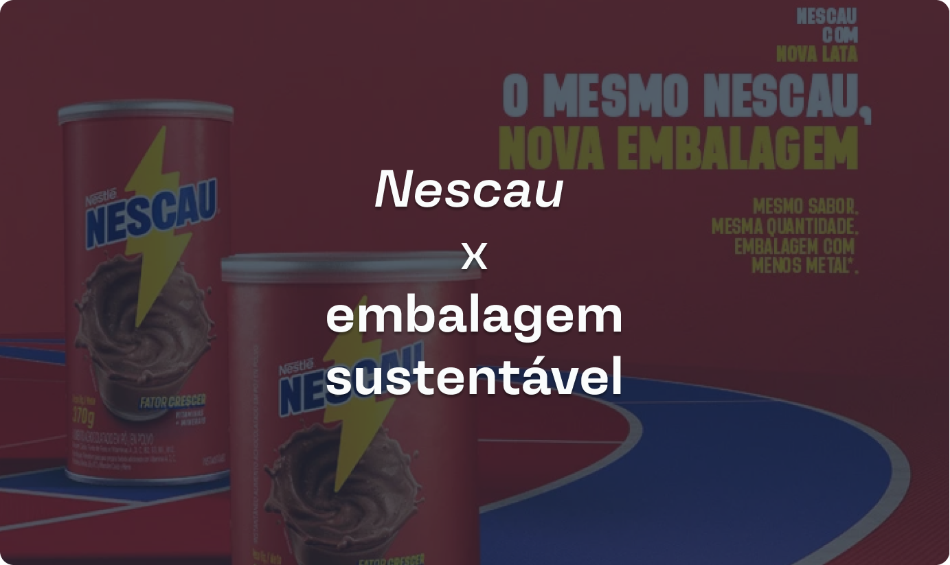 Ao fundo, um banner com o lançamento da nova embalagem da Nescau. Na frente, o texto: Nescau versus embalagem sustentável.