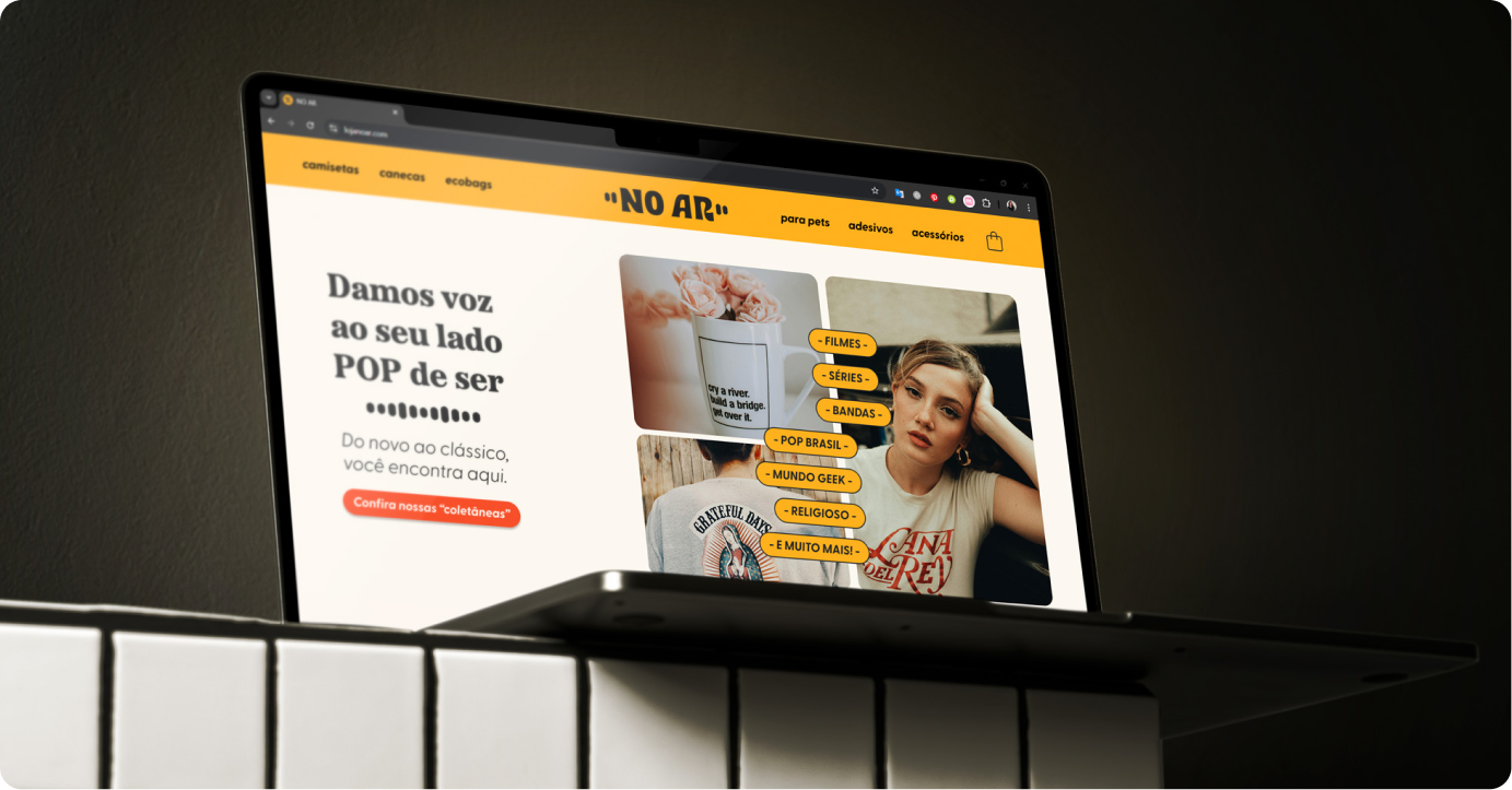 Imagem de um notebook mostrando o site da loja online No Ar