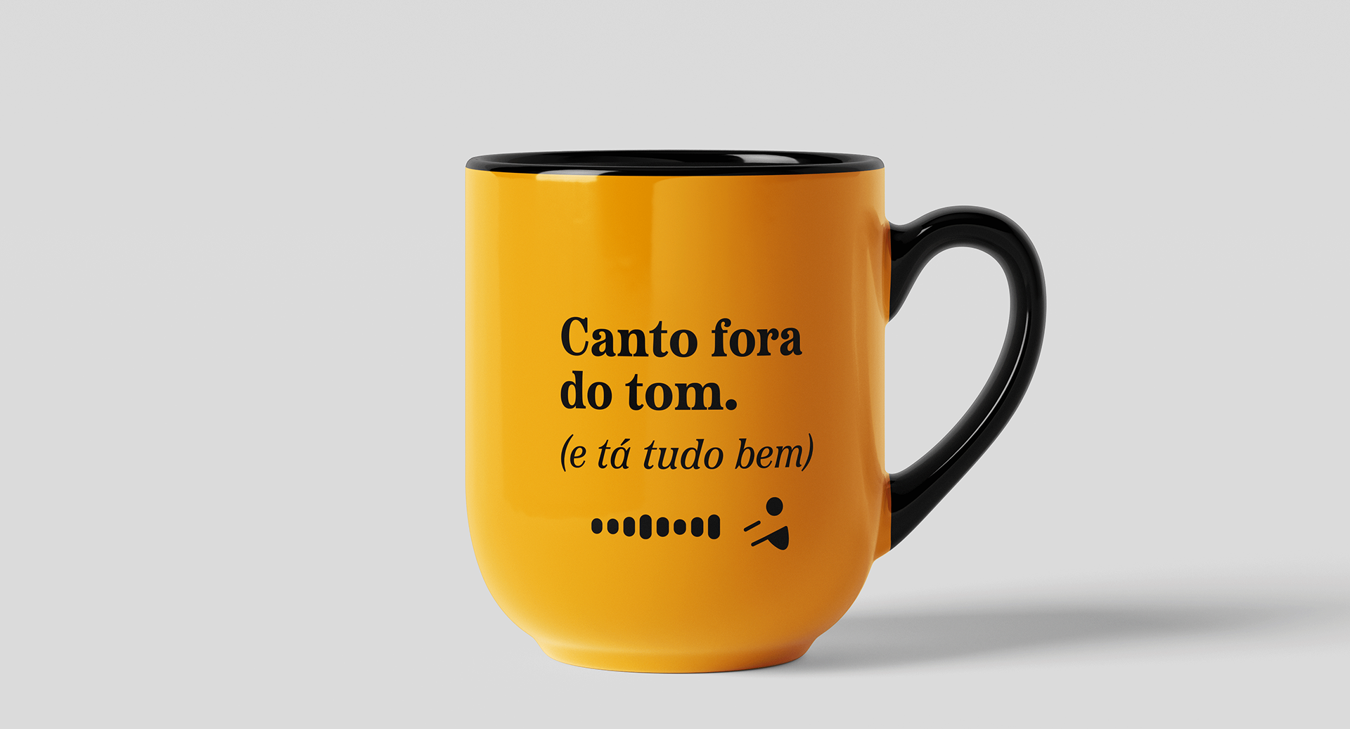 Canega amarela com texto em preto "canto fora do tom. E tá tudo bem."