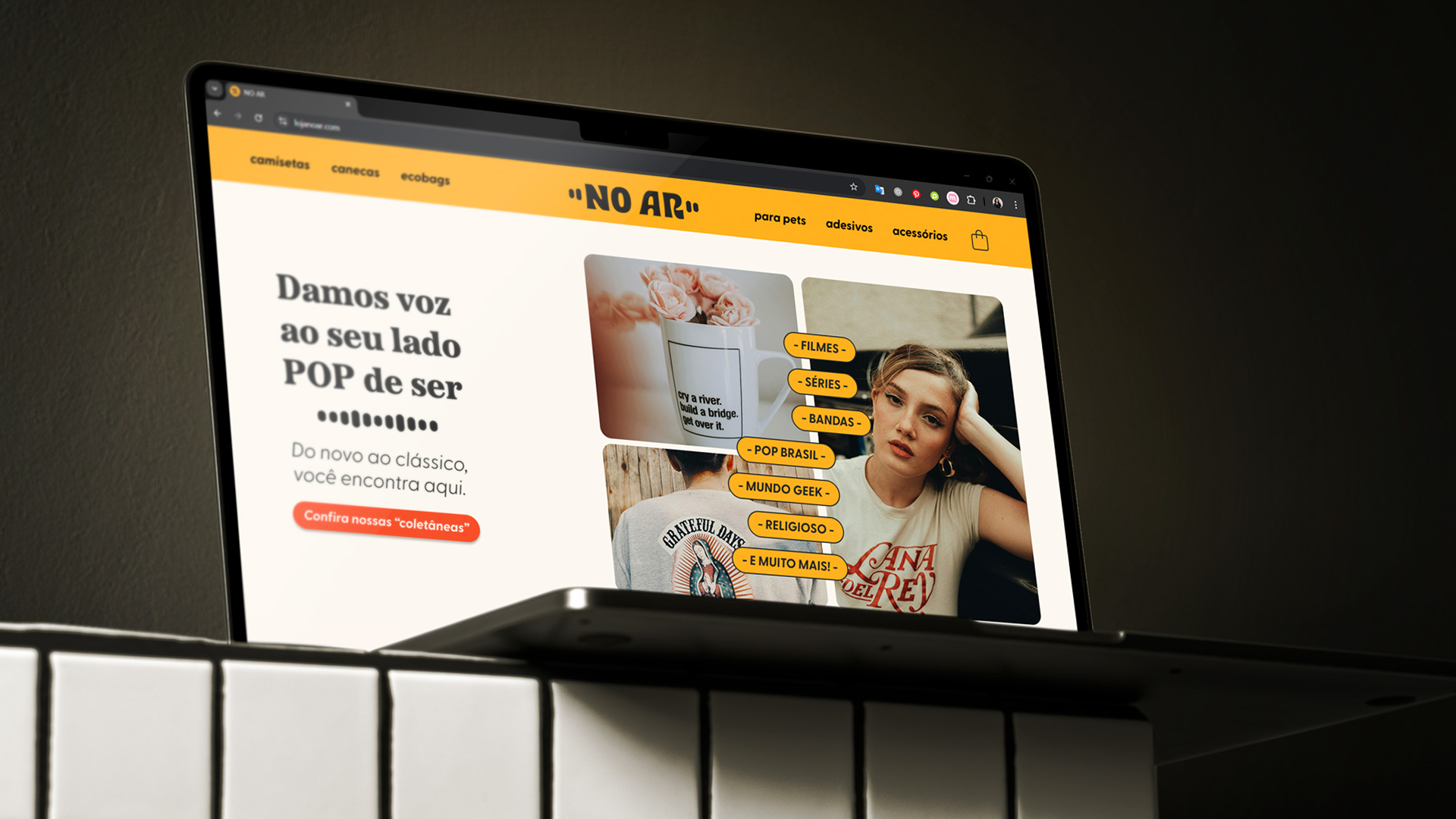 Notebook mostrando site da loja online com identidade visual aplicada. Também aparece o slogan "damos voz ao seu lado pop de ser", fotos retrôs de produto e elementos gráficos como as ondas digitais de som.