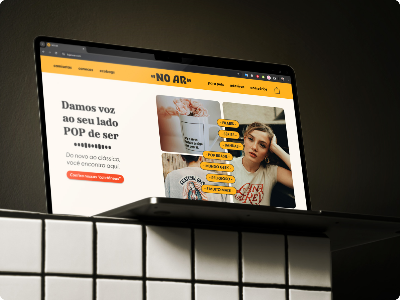 Imagem de um notebook mostrando o site da loja online No Ar com a identidade visual aplicada.