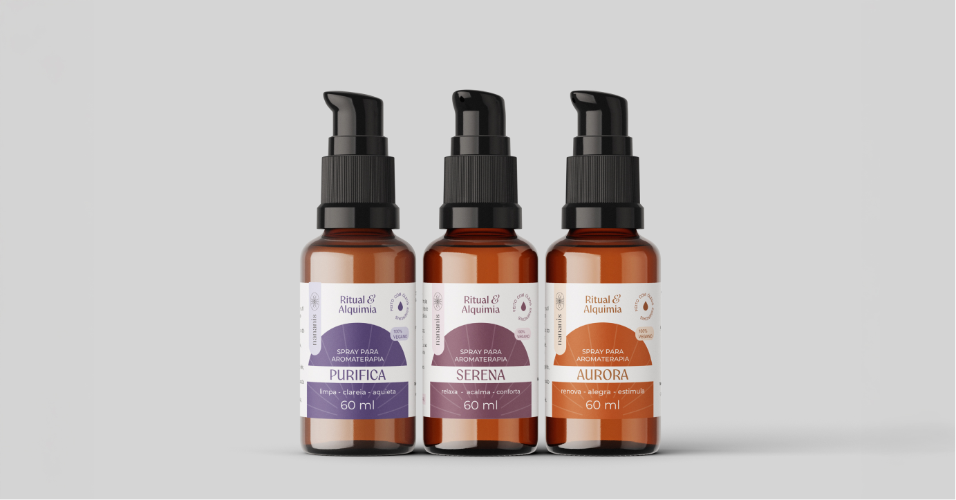 Imagem da linha de cosméticos "ritual de alquia" criado para a marca de aromateratia Nananis. A imagem mostra 3 produtos da linha com rótulos de cores diferentes em frasco ambar.